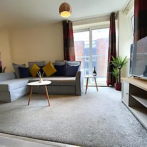stylish-two-bed-city-apartment-with-secure-parking.bournemouth-hotels.org/